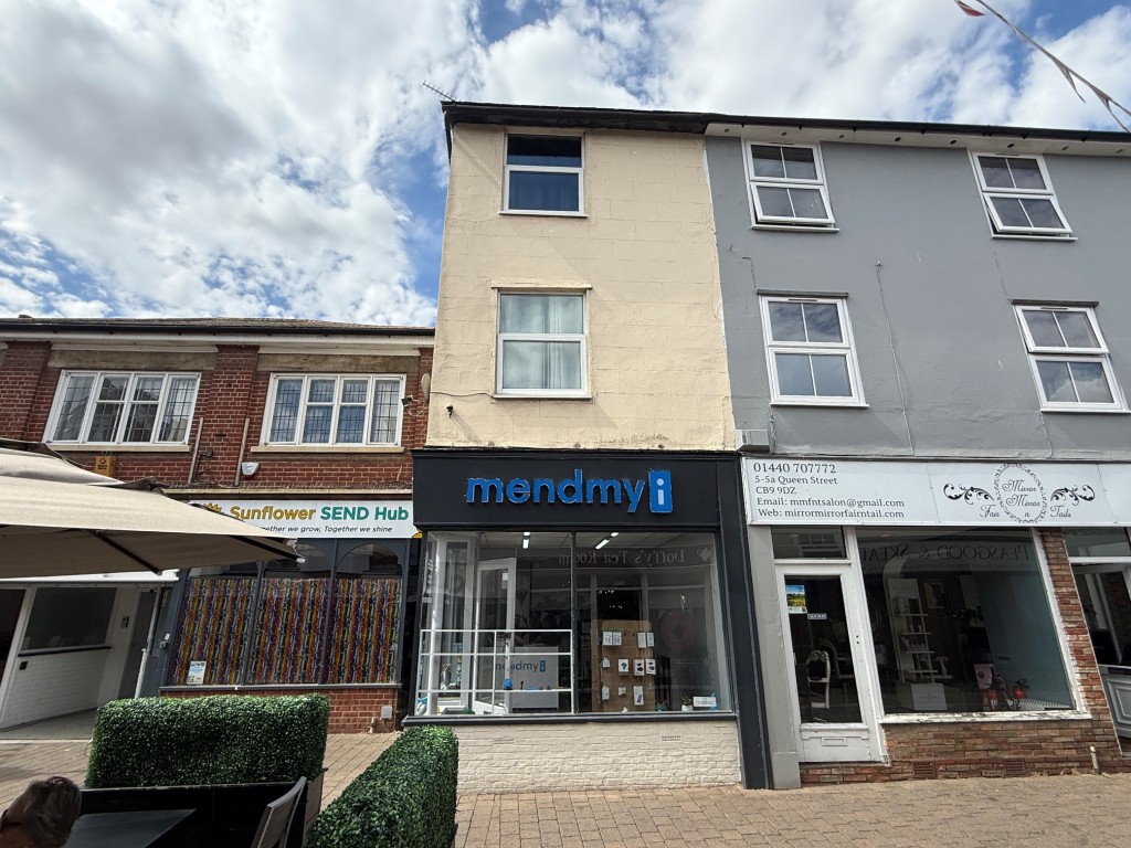 Lot: 119 - MIXED USE TOWN CENTRE INVESTMENT PROPERTY - Front view of the mixed use building in Queen Street
